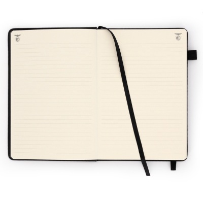 Caderno aberto com páginas alinhadas e fita marcador preta