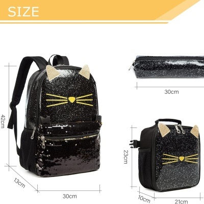 Mochila, estojo e bolsa térmica pretos com brilho e detalhes dourados, com dimensões indicadas.