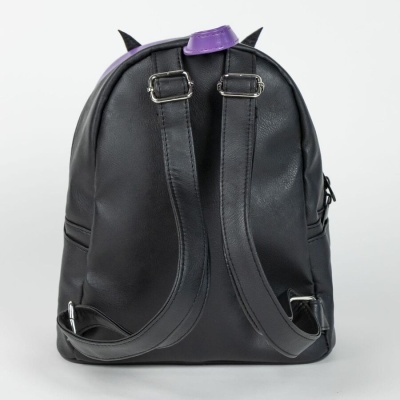 Mochila preta com alças ajustáveis e detalhe roxo sobre fundo branco