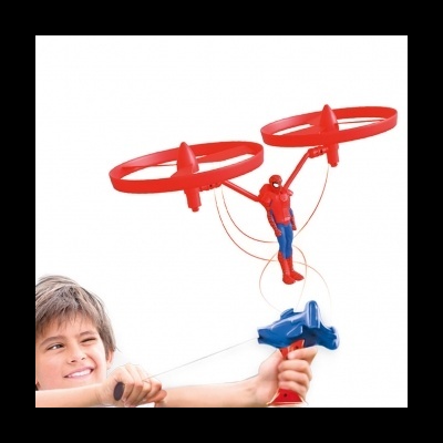 Brinquedo Homem-Aranha com rotores vermelhos e pistola azul manuseado por criança