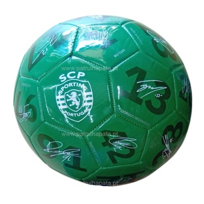 Bola de futebol verde com logotipo SCP Sporting Portugal e assinaturas