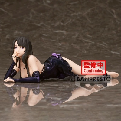 Figura colecionável feminina deitada com roupa preta brilhante e laço roxo