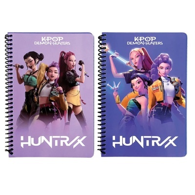 Dois cadernos espiral com capas de personagens femininas e textos K-POP DEMON HUNTERS e HUNTRX