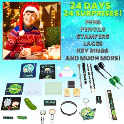 Menino com gorro de Natal sorrindo e vários acessórios temáticos Rick and Morty sobre fundo azul com texto