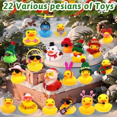 22 patos de borracha decorativos com acessórios variados em ambiente de neve e pinheiros