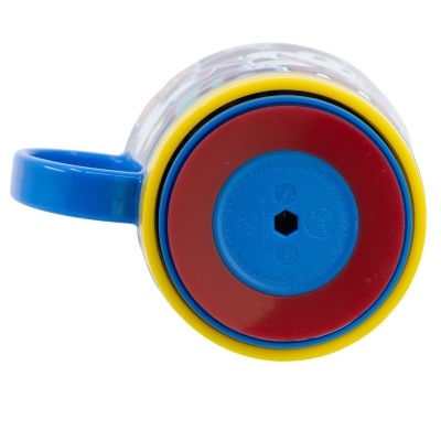 Fundo colorido de caneca plástica com anéis e pega azul