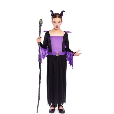 Criança vestida com fantasia preta e roxa segurando cetro preto com pedra verde