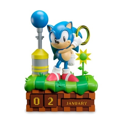 Figurina de Sonic azul segurando anel dourado em base com blocos texturizados e data 02 January