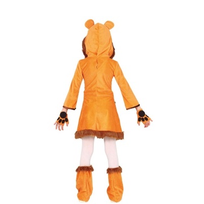 Criança com fato laranja de animal vista de costas