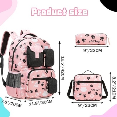 Conjunto rosa com padrão de patas e texto MEOW, incluindo mochila, estojo e lancheira