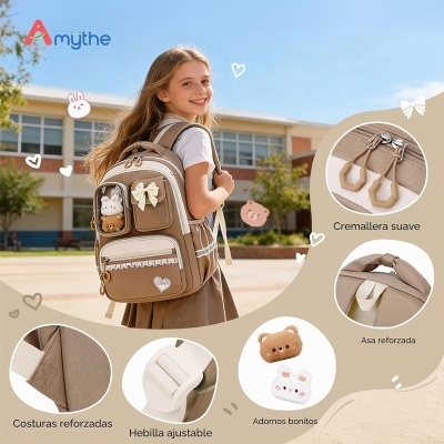 Mochila castanha e bege com ornamentos de peluches e laço, alças ajustáveis e costuras reforçadas