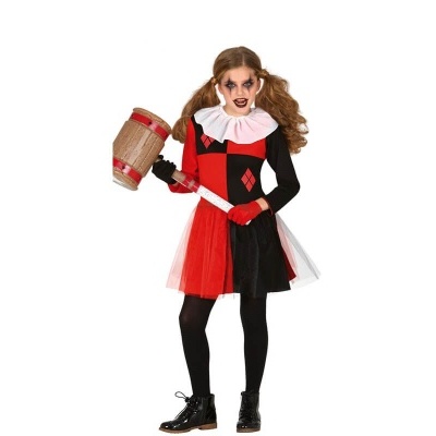 Criança fantasiada de palhaça assustadora a segurar um martelo de brinquedo