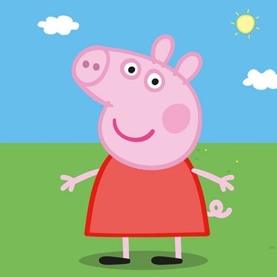 Desenho animado da personagem Peppa Pig em fundo azul com nuvens, sol e relva verde