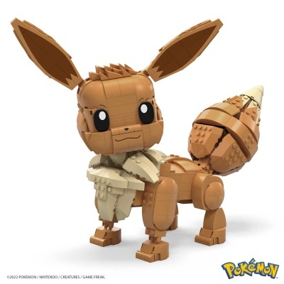 Figura de brinquedo de montagem do Pokémon Eevee em pessas tipo LEGO, castanho e bege.