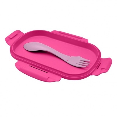 Prato rosa retangular com garfo-colher cinzento sobre fundo branco