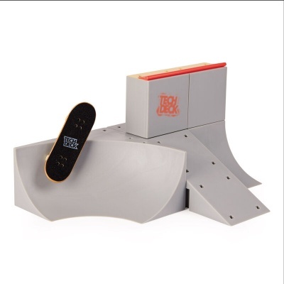 Mini parque de skate Tech Deck cinza com rampa e fingerboard preto