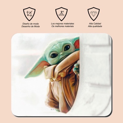 Mousepad com imagem do Baby Yoda e texto promocional em espanhol e português