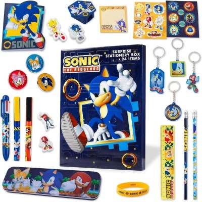 Conjunto de artigos de papelaria Sonic The Hedgehog com vários itens coloridos, incluindo canetas, lápis, autocolantes, porta-chaves e estojo.