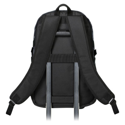 Mochila preta com alças acolchoadas e tira para fixar a mala