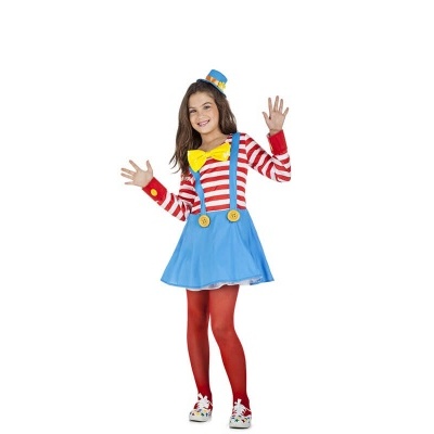 Criança com fato colorido de saia azul e blusa de riscas vermelhas e brancas.