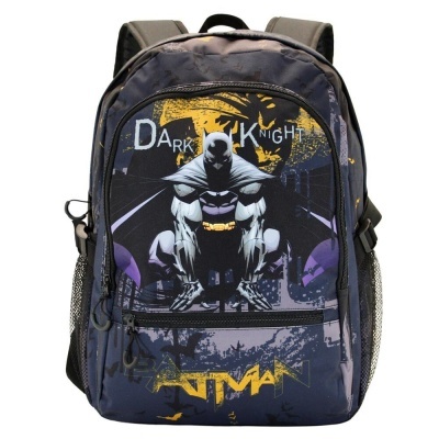 Mochila azul escura com estampa do Batman e texto 'DARK KNIGHT' e 'BATMAN'