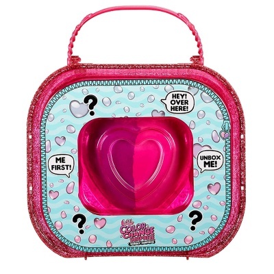 Mala rosa com glitter e coração transparente, padrão de corações e textos em inglês na frente