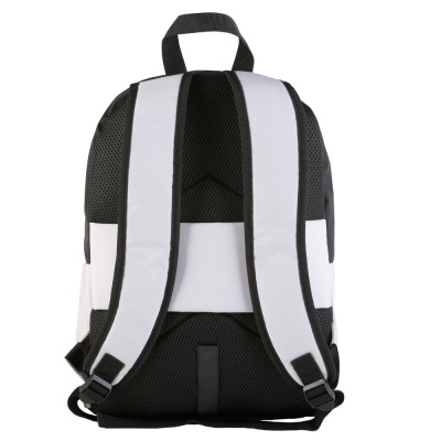 Mochila preta e branca vista pelas costas com alças acolchoadas