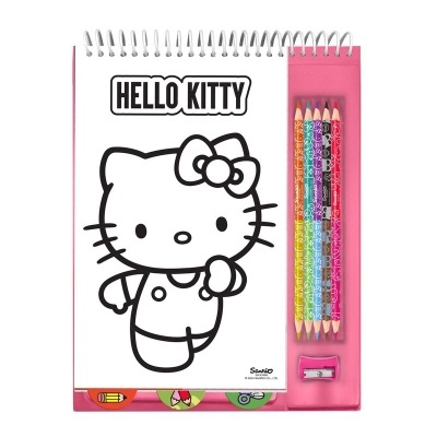 Caderno de desenho HELLO KITTY com lápis de cor e apontador numa base rosa
