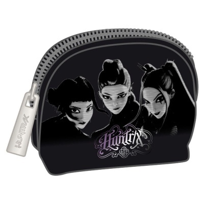 Bolsa preta de maquilhagem com ilustração de três mulheres e texto HUNTRX