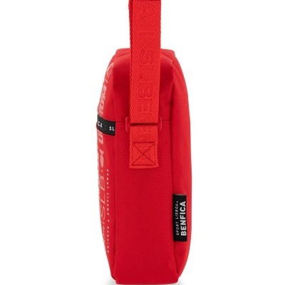 Mala vermelha retangular com alça e etiquetas, vista lateral