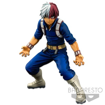 Figura anime com cabelo branco e vermelho em pose de luta