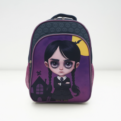 Mochila com ilustração de rapariga caricatural em fundo roxo com casa e lua