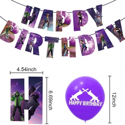 Decoração de festa com letras 'HAPPY BIRTHDAY' e balão roxo com armas cruzadas e texto.