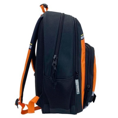 Mochila preta e laranja com fechos de correr e alças acolchoadas