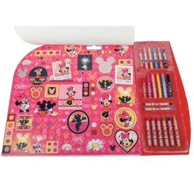 Conjunto de desenho com papel decorado e lápis de cera coloridos