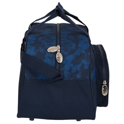Saco desportivo azul com padrão camuflado escuro e fechos metálicos prateados