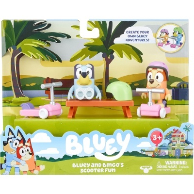 Brinquedos Bluey and Bingo com trotinetes, mesa e capacete em embalagem colorida