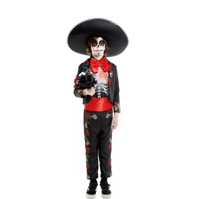 Criança vestida com fantasia de mariachi ou Dia dos Mortos com rosto pintado e chapéu grande preto
