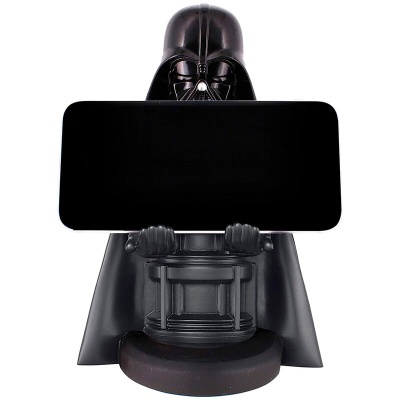 Figura de Darth Vader a segurar uma placa preta retangular sobre fundo branco