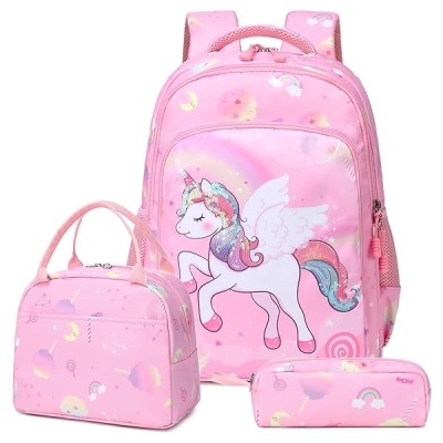 Conjunto escolar rosa com mochila, bolsa e estojo com estampa de unicórnio e padrões coloridos