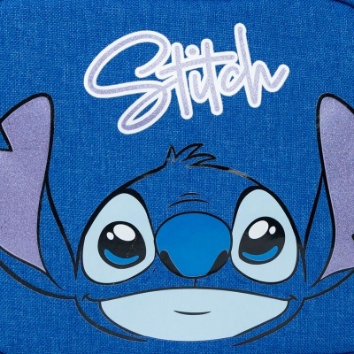 Detalhe da estampa da personagem Stitch num tecido azul.