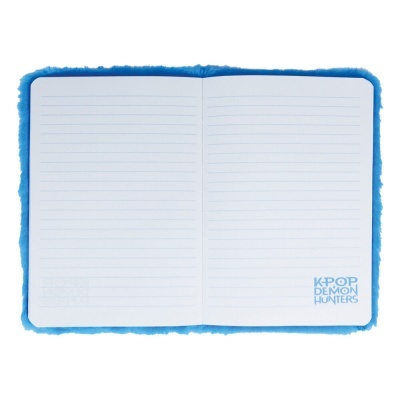 Caderno aberto com capa de pelo azul e páginas com linhas azuis e texto KPOP DEMON HUNTERS no canto inferior direito