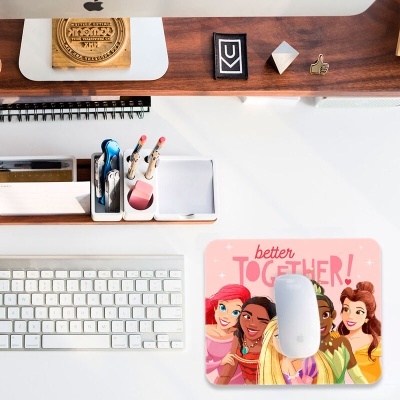 Tapete para rato Disney com personagens femininas e texto 'better TOGETHER!'