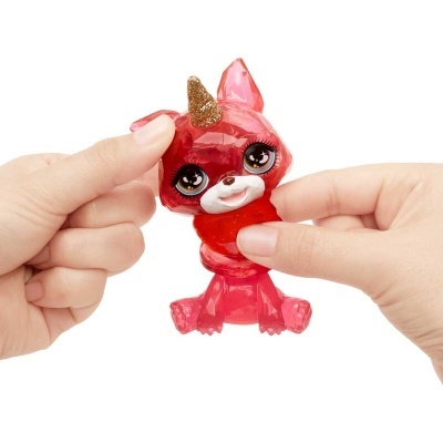 Boneco de brinquedo unicórnio cor-de-rosa translúcido com chifre dourado