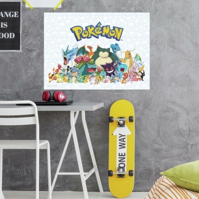 Painel de parede com personagens Pokémon e logotipo sobre parede cinzenta com mesa, cadeira, auscultadores e skate amarelo