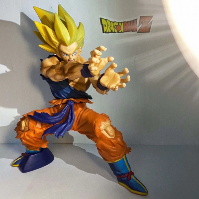 Figura colecionável de Goku Super Saiyan com roupa laranja e detalhes azuis