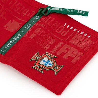 Carteira vermelho com fecho verde e escudo da Federação Portuguesa de Futebol