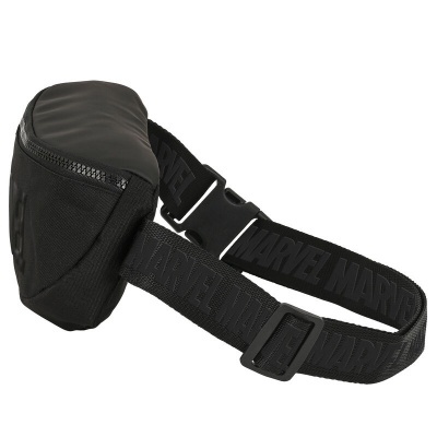 Bolsa preta tipo pochete com correia com texto 'MARVEL'