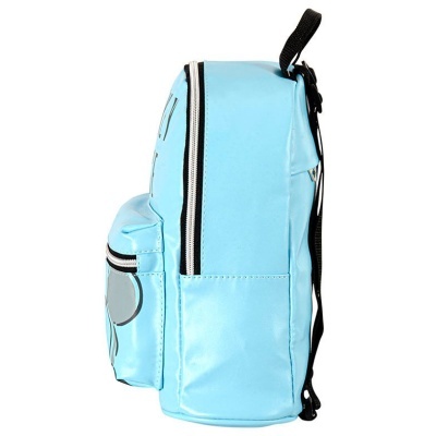 Mochila azul clara vista de perfil com bolso frontal e alças pretas