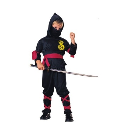 Criança vestida de ninja com espada e cinto vermelho